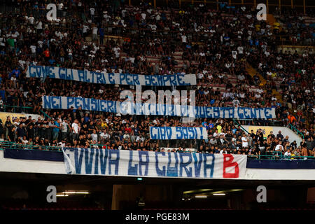 Neapel, Italien. 25 Aug, 2017. Neapel - Italien 25/08/2018 Anhänger der SSC Neapel in der Serie A Match zwischen S.S.C. gesehen NAPOLI und AC Mailand im Stadio San Paolo von Neapel. Endstand S.S.C. Neapel - AC. Mailand 3-2 Credit: Emanuele Sessa/Pacific Press/Alamy leben Nachrichten Stockfoto