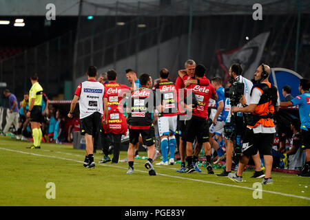 Neapel, Italien. 25 Aug, 2017. Neapel - Italien 25/08/2018 S.S.C. NAPOLI feiert während der Match zwischen S.S.C. NAPOLI und AC Mailand im Stadio San Paolo von Neapel. Endstand S.S. C. NAPOLI - AC. Mailand 3-2 Credit: Emanuele Sessa/Pacific Press/Alamy leben Nachrichten Stockfoto