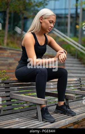 Frau einrichten Fitness smart watch Gerät vor dem Ausführen Stockfoto