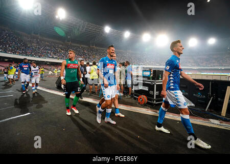 Neapel, Italien. 25 Aug, 2017. Neapel - Italien 25/08/2018 Marek Hamsik, Piotr Zielinski von S.S.C. NAPOLI feiert während der Match zwischen S.S.C. NAPOLI und AC Mailand im Stadio San Paolo von Neapel. Endstand S.S. C. NAPOLI - AC. Mailand 3-2 Credit: Emanuele Sessa/Pacific Press/Alamy leben Nachrichten Stockfoto