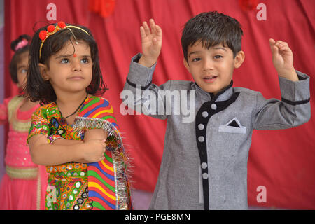 Ajmer, Indien. 25 Aug, 2018. Ein indisch-hinduistischen Mädchen Bindungen rakhis, oder heilige Gewinde, am Handgelenk ihres Bruders als symbolische Geste während der "Raksha Bandhan' Festival in Ajmer, Rajasthan, Indien, 25. August 2018. "Raksha Bandhan' feiert das Verhältnis zwischen den Brüdern und Schwestern. Foto von shaukat ahmed Credit: shaukat Ahmed/Pacific Press/Alamy leben Nachrichten Stockfoto