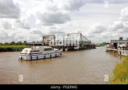 Die Reedham Swing Bridge in der geöffneten Stellung zu Boot Verkehr durch auf dem River Yare an Reedham, Norfolk, England, Vereinigtes Königreich, Europa ermöglichen. Stockfoto