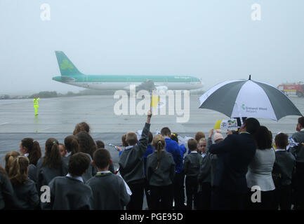 Das Flugzeug Papst Franziskus kommt am Flughafen in Knock im County Mayo, als Teil seines Besuchs in Irland. Stockfoto