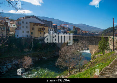 Flusses Jerte und Blick auf das Dorf. Cabezuela del Valle, Provinz Caceres, Extremadura, Spanien. Stockfoto