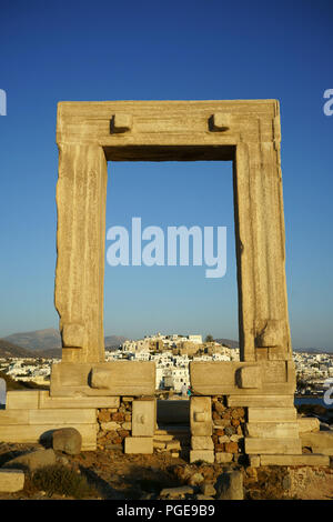 Stadt Naxos mit Portara bei Sonnenuntergang, Insel Naxos, Griechenland Stockfoto