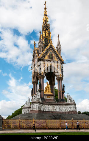 Das Albert Memorial im Park Kensington Gardens wurde von G G Scott entworfen und im Jahr 1872 abgeschlossen. Es erinnert an Prinz Albert, der 1861 starb. Stockfoto