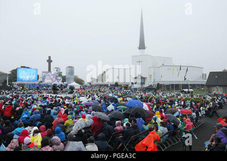 Pilger kommen bei Klopfen heiligen Schrein, im County Mayo, wo Papst Franziskus wird die Erscheinung, die Kapelle und die Angelus Adresse zu geben, im Rahmen seines Besuchs in Irland. Stockfoto