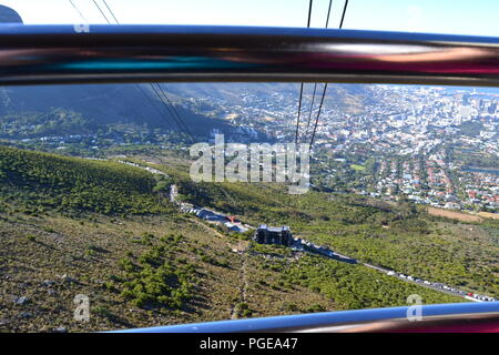 Table Mountain ist 1 der berühmten Wahrzeichen von Kapstadt. Es ist ein Muss für Touristen und Abenteurer. Lesen Sie mehr auf Marybee719.blogspot.com Stockfoto