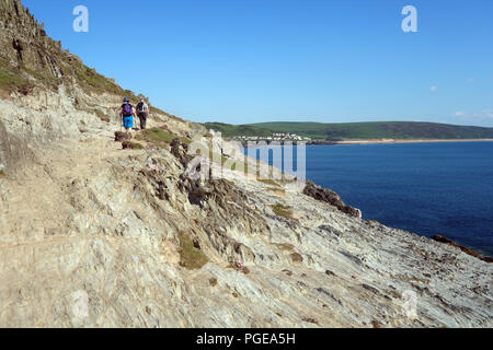 Mann&Frau Paar Wandern auf dem Wanderweg rund um Morte Nummer und Bezeichnung für Woolacombe auf der South West Coastal Path in Devon, England, UK. Stockfoto