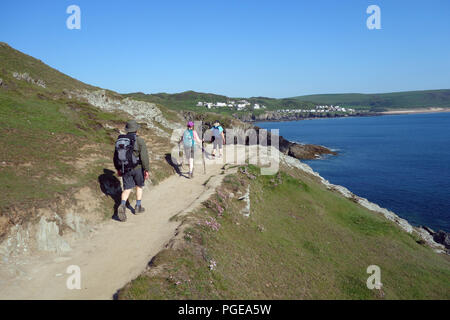 Ein Mann und zwei Frauen zu Fuss auf dem Wanderweg rund um Morte Nummer und Bezeichnung für Woolacombe auf der South West Coastal Path in Devon, England, UK. Stockfoto