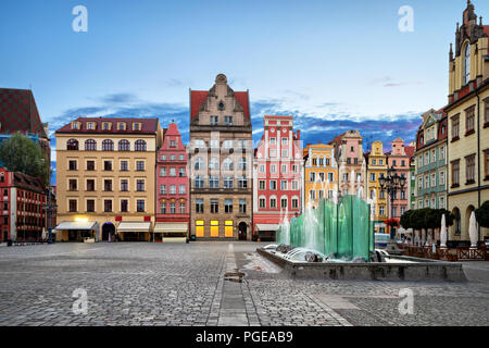 Rynek Platz mit alten bunten Häuser und Brunnen in Wroclaw, Polen Stockfoto