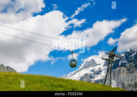 Grindelwald zu ersten Gondel durch die Bort mid-Station in der Jungfrau Region des Berner Oberlandes Alpen, Schweiz Stockfoto