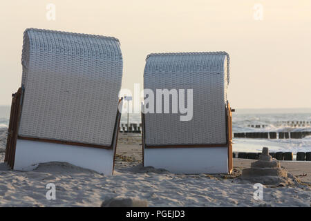 Liegen und Sandburg am Strand an der Ostsee, Nienhagen, Deutschland Stockfoto