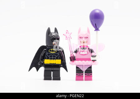 Batman mit fairy Batman holding Ballon. Lego Minifiguren sind von der Lego Gruppe hergestellt. Stockfoto