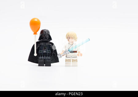 Darth Vader holding Ballon mit Luke Skywalker und ihn beobachtete. Lego Minifiguren sind von der Lego Gruppe hergestellt. Stockfoto