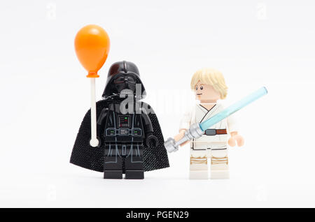 Darth Vader holding Ballon mit Luke Skywalker und ihn beobachtete. Lego Minifiguren sind von der Lego Gruppe hergestellt. Stockfoto