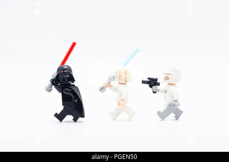 Luke Skywalker und Rebellen jagen Darth Vader. Lego Minifiguren sind von der Lego Gruppe hergestellt. Stockfoto