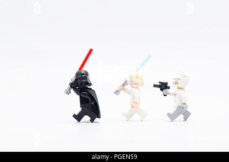 Luke Skywalker und Rebellen jagen Darth Vader. Lego Minifiguren sind von der Lego Gruppe hergestellt. Stockfoto