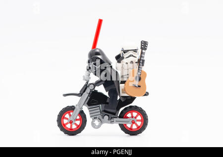 Lego Darth Vader reiten Motorrad mit Storm Trooper holding Gitarre. Stockfoto