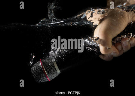 Mikrofon Untergang - Unterwasser Mic. Mit einem Mikrophon in der Hand unter Wasser. Stockfoto