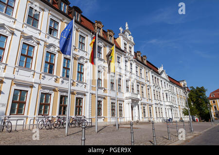 Europa, Deutschland und Sachsen-anhalt Flagge vor dem Landtag in Magdeburg/Deutschland Stockfoto