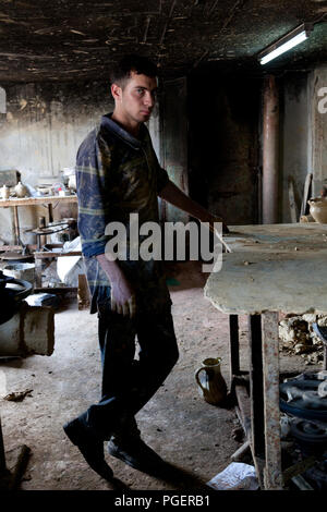 Hebron, Palästina, 3. August 2014: Ein palästinensischer Mann arbeitet in einem Ton Workshop die inländischen Utensilien. Stockfoto