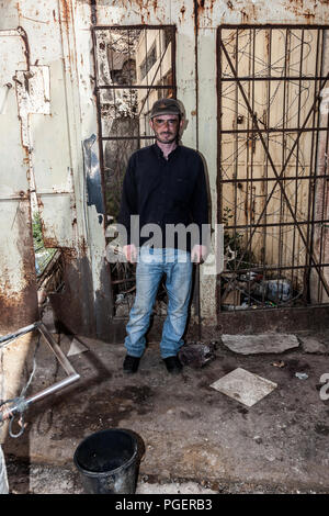 Hebron, Palästina, 21. Juni 2014: Palästinensische Männer auf den Straßen der Altstadt von Hebron. Stockfoto