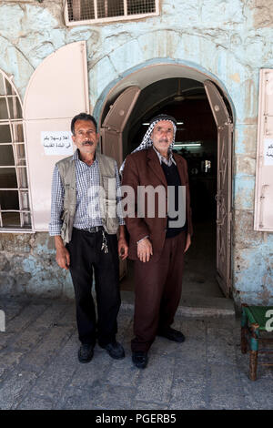 Hebron, Palästina, 21. Juni 2014: Palästinensische Männer auf den Straßen der Altstadt von Hebron. Stockfoto