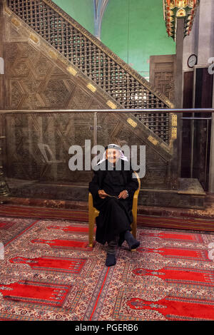 Hebron, Palästina, 21. Juni 2014: eine Palästinensische älterer Mann sitzt auf einem Stuhl in der Haupthalle im historischen Abraham Moschee in Hebron. Stockfoto