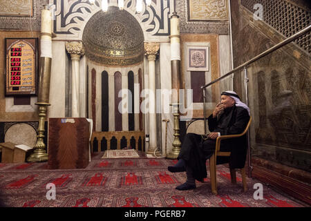 Hebron, Palästina, 21. Juni 2014: eine Palästinensische älterer Mann sitzt auf einem Stuhl in der Haupthalle im historischen Abraham Moschee in Hebron. Stockfoto