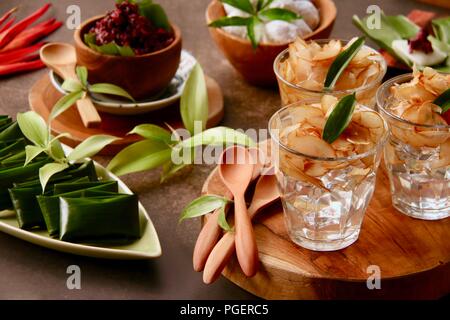 Traditionelle Snacks und Getränken beliebt in West Java, wie Tape Uli Betawi, Mochi Sukabumi und Es Pala Bogor. Stockfoto