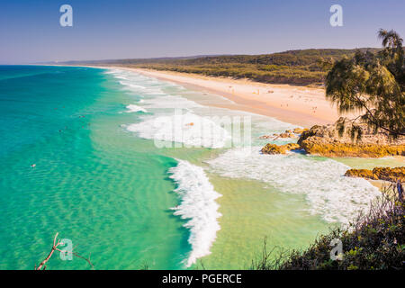 Surfen am Strand auf North Stradbroke Island in Queensland, Australien Stockfoto