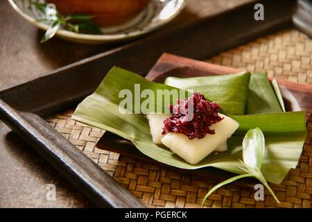 Band Uli, der Snack Duo von fermentierten schwarzen Klebreis (Band) und herzhaften gedämpfter Klebreis Kuchen im Bananenblatt (Uli). Stockfoto