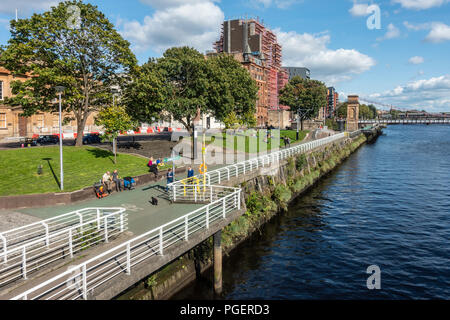 Menschen in sonniger, Ende August Nachmittag zwischen dem Gehweg und Clyde Clyde Street in der Nähe der S. Portland St Suspension Bridge, Glasgow, Schottland Stockfoto