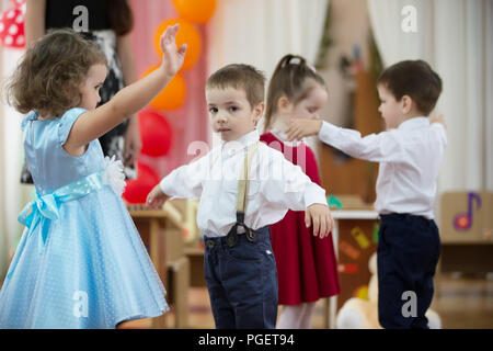 Belarus, Gomel, 24. Mai 2018. Der Kindergarten liegt zentral. Tag der offenen Tür. Kleines Mädchen und Jungen tanzen auf der Matinee Stockfoto