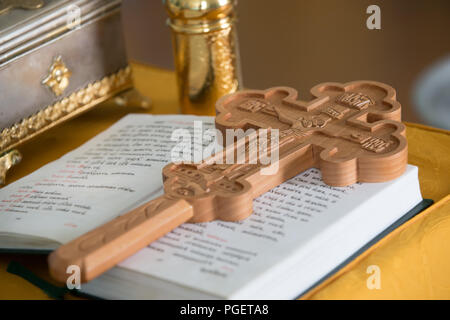 Kirche hölzernes Kreuz auf der Bibel Stockfoto