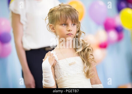 Belarus, Gomel, 24. Mai 2018. Der Kindergarten liegt zentral. Tag der offenen Tür. Trauriges Kind im Urlaub Stockfoto