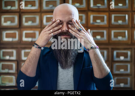 Dramatische Portrait von Müde bärtiger Hippie Mann in Stress. Depression Konzept Stockfoto