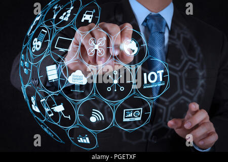 Internet der Dinge (IOT) Technologie mit AR (Augmented Reality) auf VR-Dashboard. Geschäftsmann Hand schreiben in der Tafel oder dem virtuellen Bildschirm Stockfoto