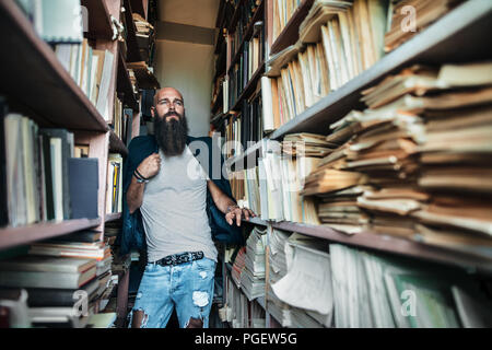 Portrait von bärtigen stilvolle hipster Mann in Bibliothek Stockfoto