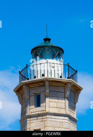 Leuchtturm in der Nähe von Gythio am Nachmittag vor einem blauen Himmel Stockfoto