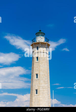 Leuchtturm in der Nähe von Gythio am Nachmittag vor einem blauen Himmel Stockfoto