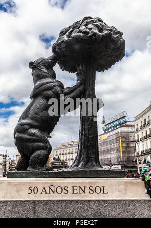 Statue von der Bär und der Erdbeerbaum, Puerta del Sol, Madrid, Spanien. Stockfoto