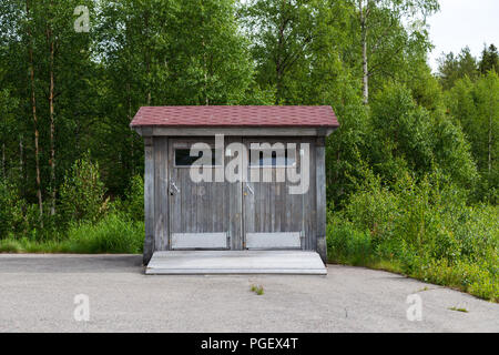 Lappland, Finnland, wc auf der Seite von einem Parkplatz im Sommer Stockfoto