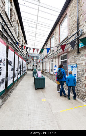 Die Leute, die die National Wool Museum, Drefach Felindre, Llandysul, Carmarthenshire, Wales, Großbritannien Stockfoto