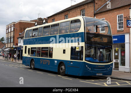 Einer Postkutsche Doppeldeckerbus in retro Stratford Blue livery, Stratford-upon-Avon, Warwickshire, Großbritannien Stockfoto