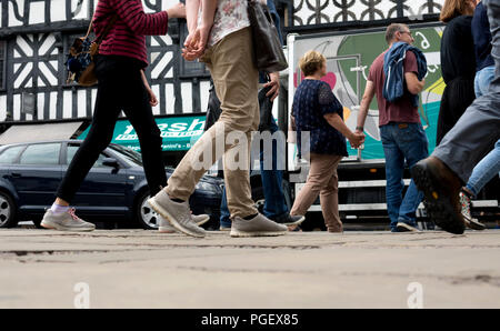 Touristen wandern in Stratford-upon-Avon, Warwickshire, Großbritannien Stockfoto