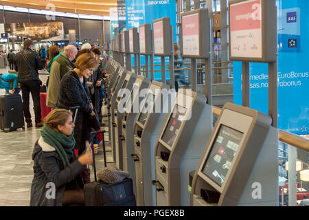 OSLO Gardermoen, Norwegen - 3. NOVEMBER: in Automaten im Internationalen Flughafen Oslo Gardermoen prüfen am 3. November 2014 in Oslo. Der Flughafen hat größte Stockfoto