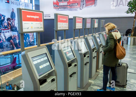 OSLO Gardermoen, Norwegen - 3. NOVEMBER: in Automaten im Internationalen Flughafen Oslo Gardermoen prüfen am 3. November 2014 in Oslo. Der Flughafen hat größte Stockfoto