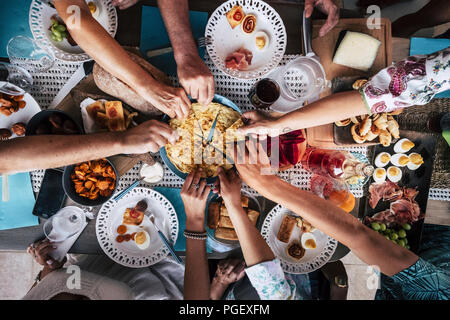 Essen Catering Küche kulinarische Gourmet Party Cheers Konzept Freundschaft und Abendessen zusammen. Handys auf den Tisch, Muster und Hintergrund colorfu Stockfoto